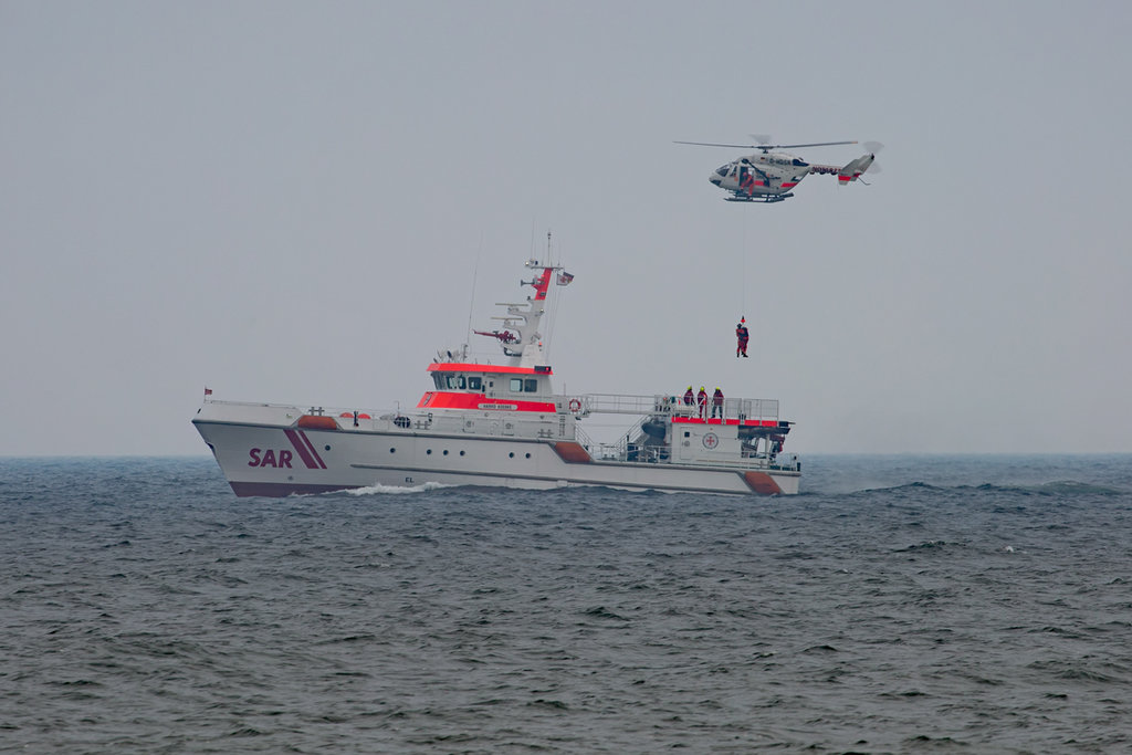 Seenotrettungskreuzer HARRO KOEBKE wird mehrfach vom Notarzt Hubschrauber (D-HDSR) zu Übungszwecken angeflogen. - 25.09.2017