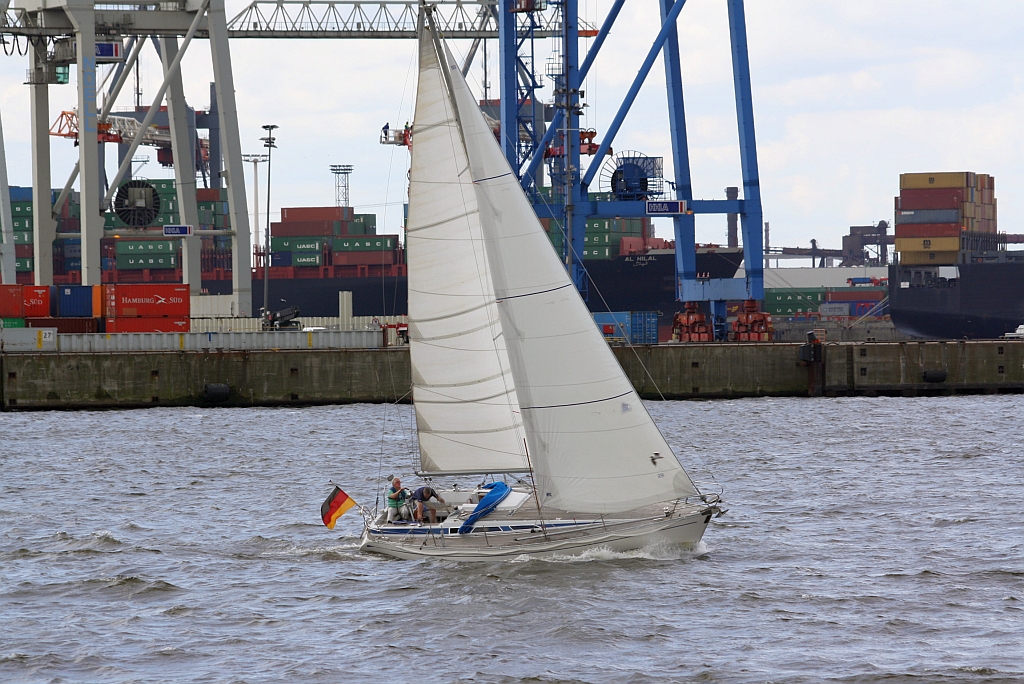 Segelboot auf der Elbe in Hamburg am 06.Juli 2010.