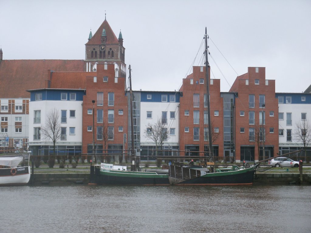 Segelschiff  ALFRED ,am 02.Februar 2013,vor der Greifswalder Stadtkulisse. 