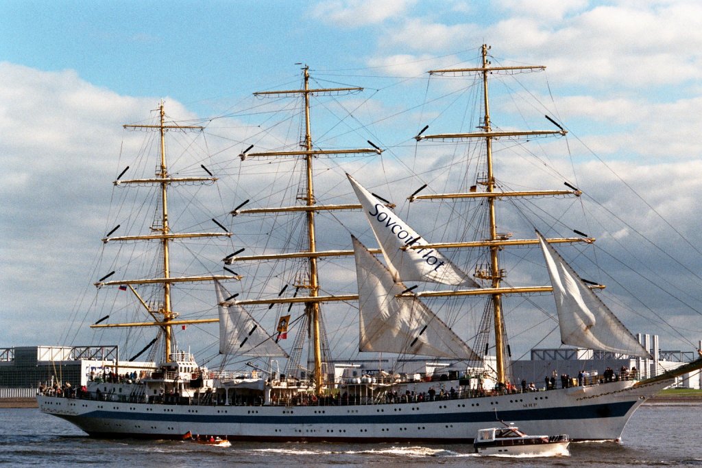 Segelschiff beim Auslaufen auf der Elbe vor Hamburg-Blankenese im Mai 2012