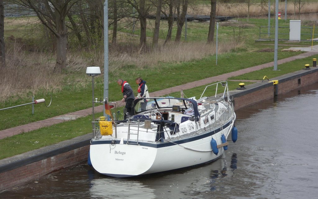 Segelschiff BELUGA 150 152 S, MMSI 211400630, hat in der Lbeck-Bssauer ELK-Schleuse festgemacht, um nach der Abschleusung auf der Kanaltrave nach Lbeck weiterzufahren...    Aufgenommen: 11.04.2012