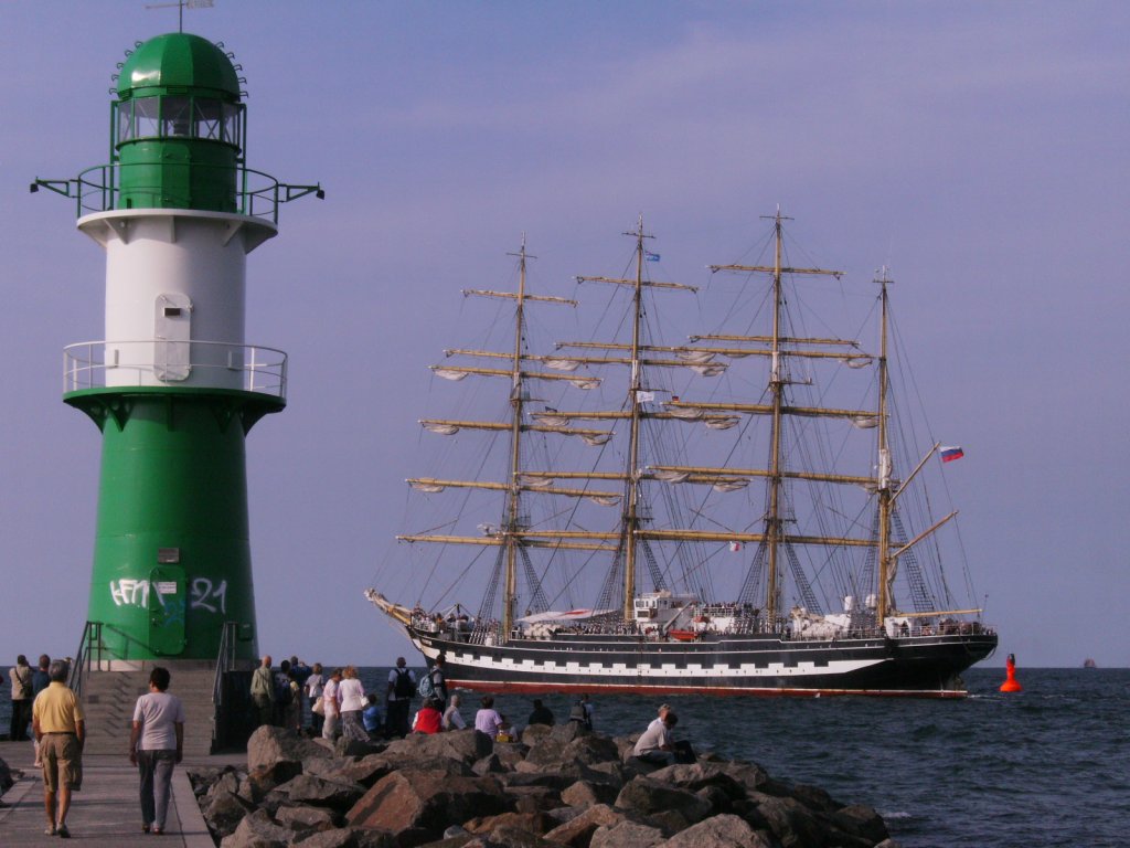 Segelschiff Krusenstern fur zur Hansesail am 6.08.2010 raus auf die Ostsee vorbei an der Mole von Warnemnde.