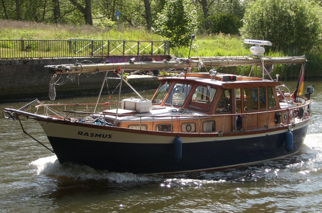 Segelschiff RASMUS kommt von der Bssauer Kanal-Schleuse in die Kanaltrave von Lbeck...  Aufgenommen: 8.6.2012