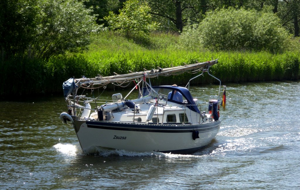 Segelschiff ZSUZSA durchfhrt die Lbecker Kanaltrave mit Kurs Ostsee...
Aufgenommen: 8.6.2012