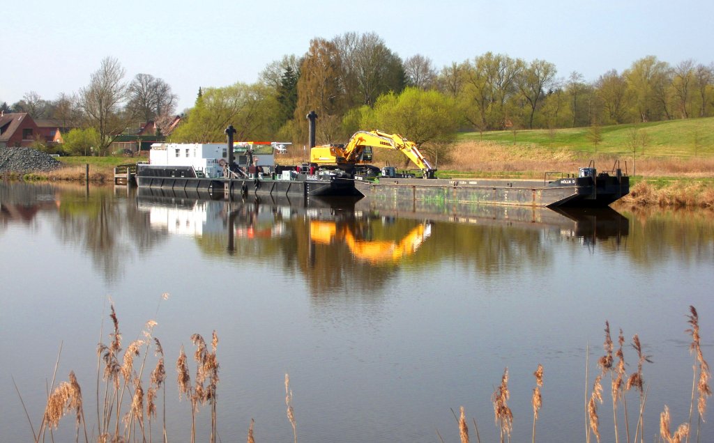 Selbstfahrender Arbeitponton HUDE ENI 05041670 mit Bagger und Schute DP 5950 ENI 04805950 liegt im Elbe Lbeck Kanal am Wendepunkt Krummesse...  Aufgenommen: 21.4.2012 