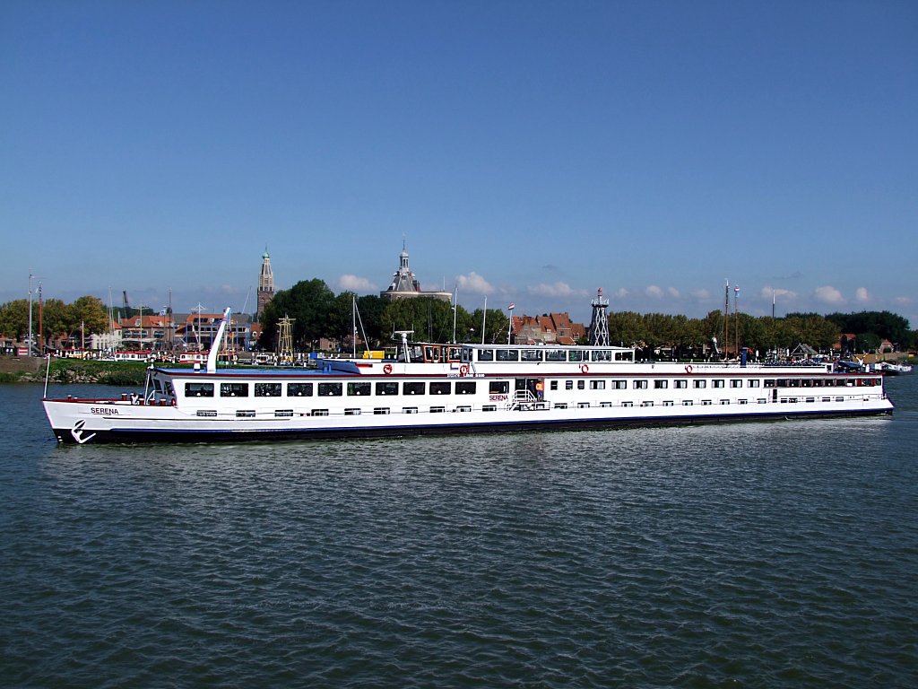 SERENA_(2322470; L=90; B=9,9mtr.)erreicht um die Mittagszeit den Hafen von Enkhuizen;100905