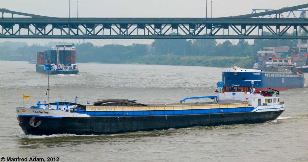 Serenitas (ENI 06000131) hat am 20.06.2012 talfahrend gerade die Uerdinger Rheinbrcke passiert. Im Hintergrund der Kmo RMS Duisburg (talfahrend) und das Conatinerschiff Marea (bergfahrend).
Daten der Serenitas: Lnge: 67,0 m; Breite: 8,2 m; Tiefgang: 2,62 m; Tonnage: 1000 t; Leistung: 434 kW; Baujahr: 1960.