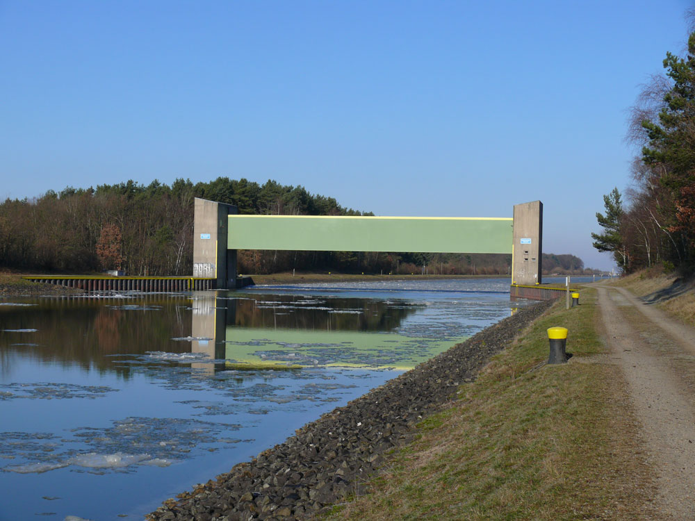 Sicherheitstor Erbstorf am km 103,72 es - kann bei Schden geschlossen werden, um ein Auslaufen des Kanals zu verhindern; Elbe-Seitenkanal; 28.01.2011
