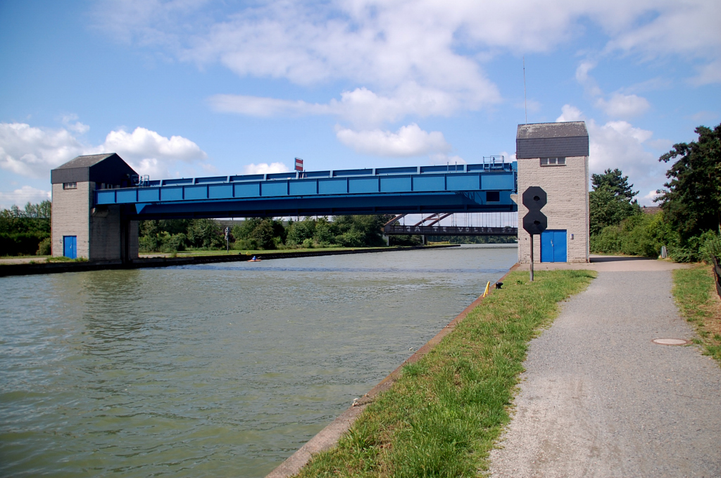 Sicherheitstor in Seelze-Lohnde am Mittellandkanal.....bei Unregelmssigkeiten kann das Tor herabgelssen werden und ein Entleeren des Abschnittes verhindert werden. 23.6.2011