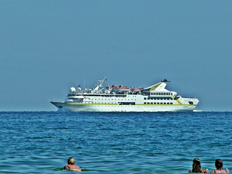 sieht fast aus wie die Karibik, ist aber vor der Kste von Rgen - Blick vom Strand von Prora aus; die  Vistamar  luft nach Sanitz/Mukran ein am 05.08.09