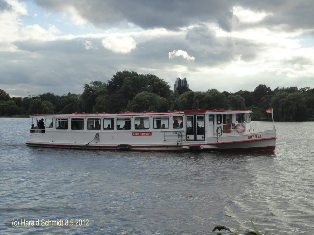 SIELBEK am 8.9.2012, Hamburg auf der Auenalster
Alsterdampfer / La 20,5 m, B 5,1 m / 1 MWM-Diesel 3-Zyl. 60 PS, mit Schacht / 1938 in Auftrag bei August Pahl, Hamburg-Finkenwerder, 1947 in Betrieb / 1978 umgebaut auf Einmannbetrieb mit Anlegemagneten, DAF-Diesel 77 kW ohne Schacht, 129 PS, Tg 1,63 m, 180 Pass. / 
