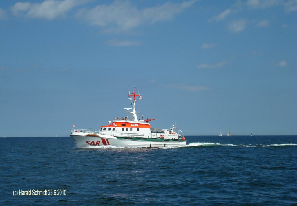 SK BERLIN am 23.6.2010 auf der Kieler Frde (Kieler Woche)
27,0m-Klasse / LxBxTg: 27,5x6,53x2,1m / Lrssen-Werft Werft, Indienststellung: 29.5.1985 / 1x1200 kW, 2x 610 kW, 3 Propeller, 23 kn / stationiert in Laboe
