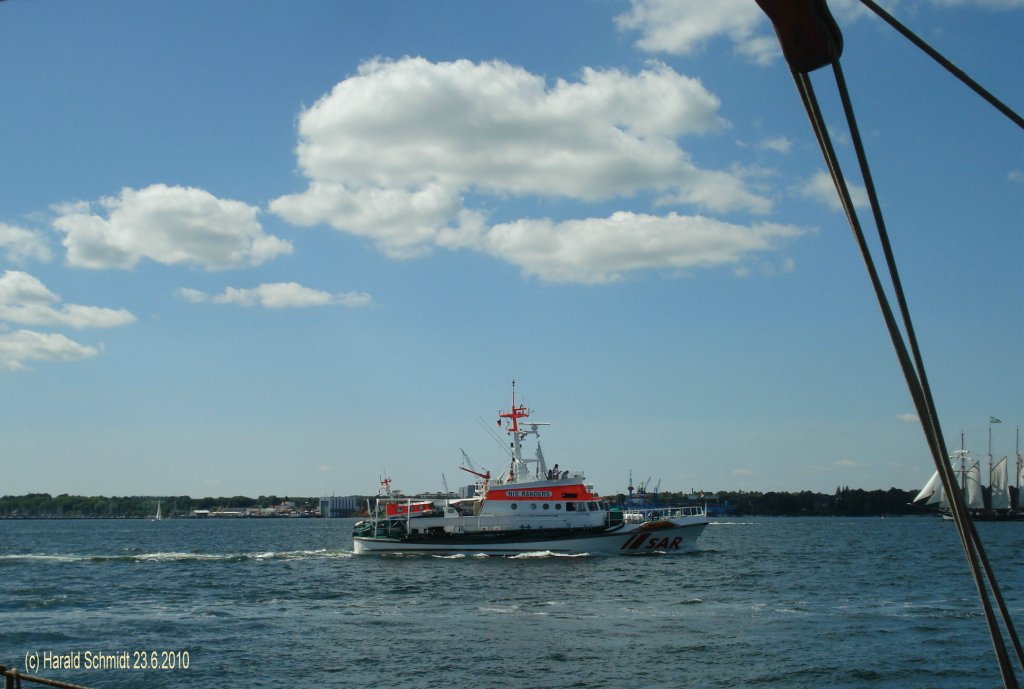 SK NIS RANDERS am 23.6.2010 auf der Kieler Frde(Kieler Woche)
23,3m-Klasse / LxBxTg: 23,5x5,5x2,0m / Schweers-Werft, Indienststellung: 29.5.1990 / 2x 972 PS, 2 Propeller, 20 kn / stationiert in Maasholm
