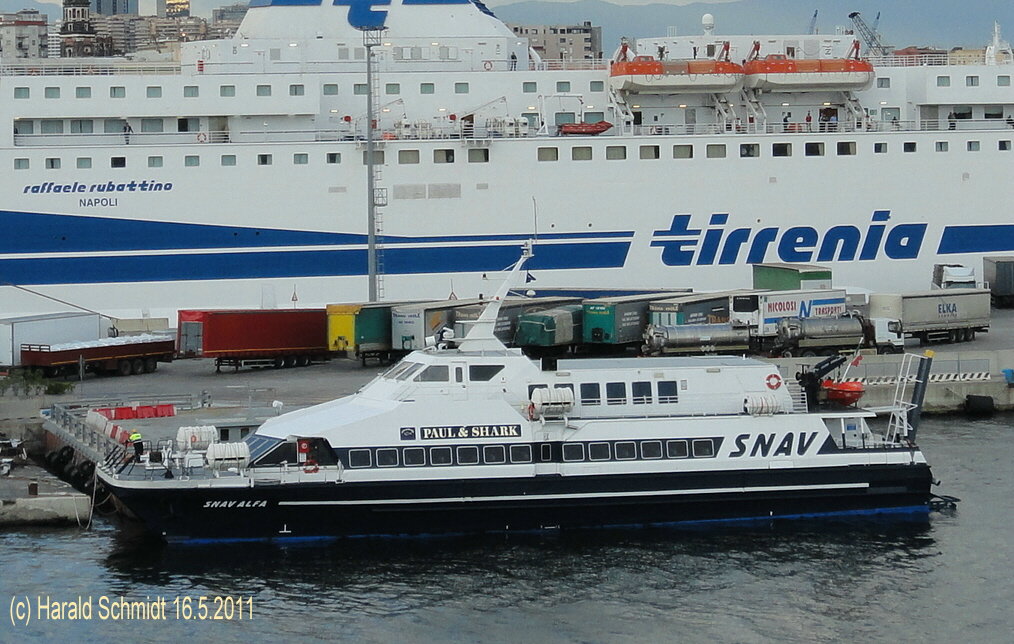 SNAV ALFA  IMO 8921937 am 16.5.2011 in Neapel -
ex LBEREN (1990) –
Katamaran-Fhre / BRT 424 / La 40,4m, B 9,7m, Tg. 1,62m / 2 MTU Diesel, 16-Zyl., 3.600 kW, / 255 Pass. / 1990 in Omastrand, Norwegen /
