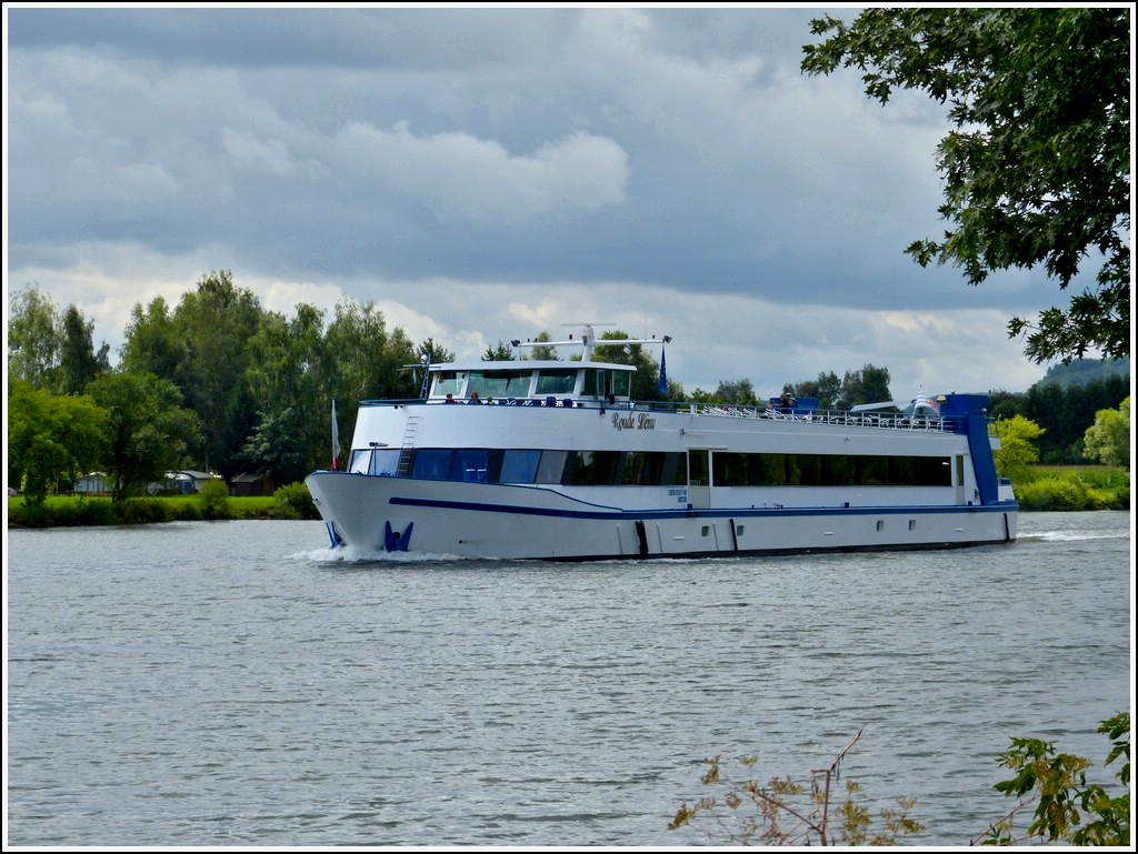 Soeben hat das Ausflugsschiff  Roude Liw  in Remich abgelegt und fhrt fluabwrts in Richtung Grevenmacher an mir vorbei.  Imo 08023160; L 59,95m; B 9,62m an Bord ist Platz fr 400 Personen.  06.08.2012  (Hans)  