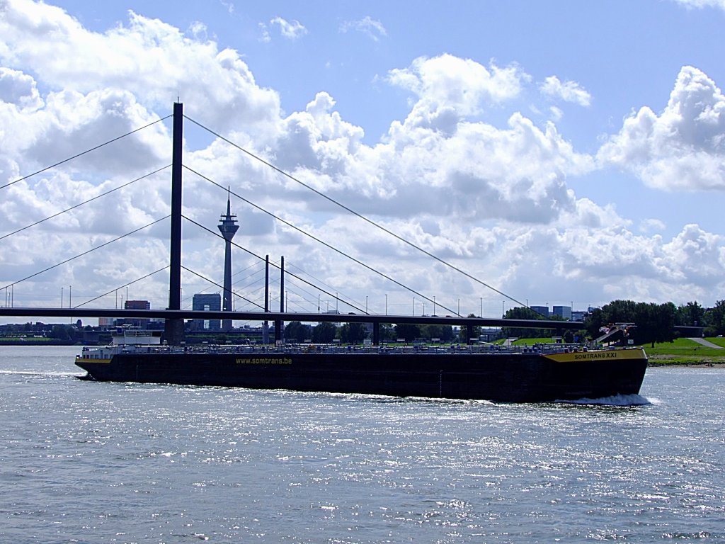 SOMTRANS XXI(EuropaNr.:02333400; L=135; B=11,4mtr; 4296t; Baujahr2010) ist bei Dsseldorf Rheinabwrts unterwegs;110827