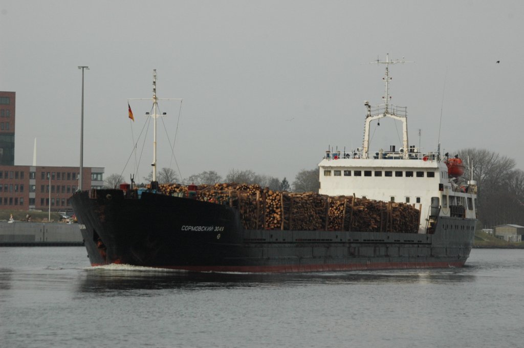 Sormovskiy – 3049 (IMO: 8101422), ein Frachtschiff aus dem russischen St. Petersburg, hier auf dem NOK bei Rendsburg mit Holz beladen. Gesehen am 11.04.2011.