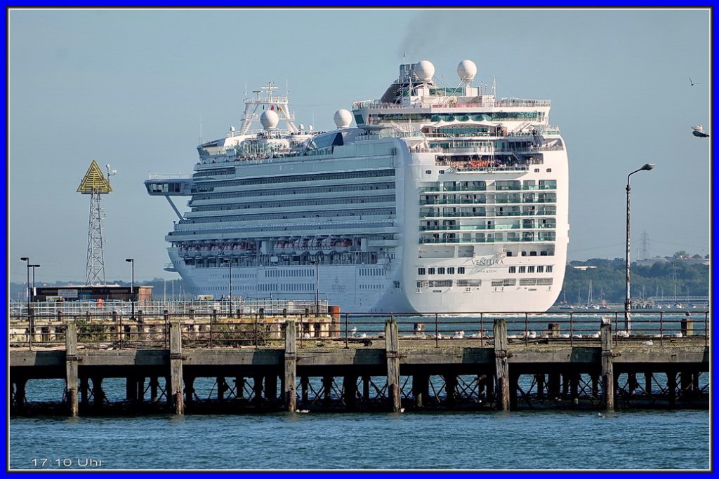 Southampton 20.8.2011. Als letztes grosses Kreuzfahrtschiff verlsst die  VENTURA  den Hafen von Southampton. Am Heck kann man gut die gewaltigen Dimensionen des Schiffes erkennen. Ein spannender Samstagnachmittag mit drei Kreuzfahrtriesen geht zu Ende und es bleibt einem noch lange in guter Erinnerung.