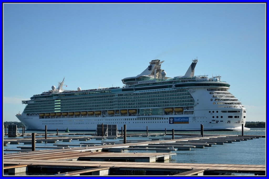 Southampton 20.8.2011. Ein lezter Blick auf die  INDEPENDENCE OF THE SEAS  mit ihren 18 Decks fr zugelassene 4370 Passagiere, einfach unglaublich. 