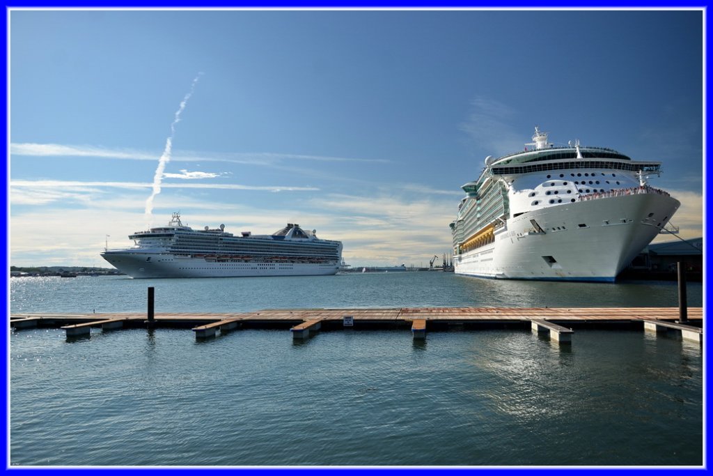 Southampton 20.8.2011. Einige Minuten vor der Abfahrt der  INDEPENDENCE OF THE SEAS  rechts, fhrt die  GRAND PRINCESS  an ihr vorbei. Ein grossartiger Anblick dieser beiden riesigen Kreuzfahrtschiffe in Southampton, von wo aus die  Titanic  zur ersten und letzten Fahrt 1912 aufbrach.