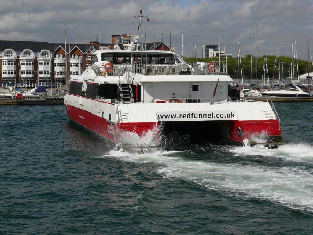 Southampton am 15.07.2009, 'Red Jet 4' fr die Verbindung von Southampton nach Isle of Wight. 38 Knoten, Lnge 39,82 m, Breite 10,182 m, Tiefgang 1,26 m, 275 Personen, 6 Besatzung