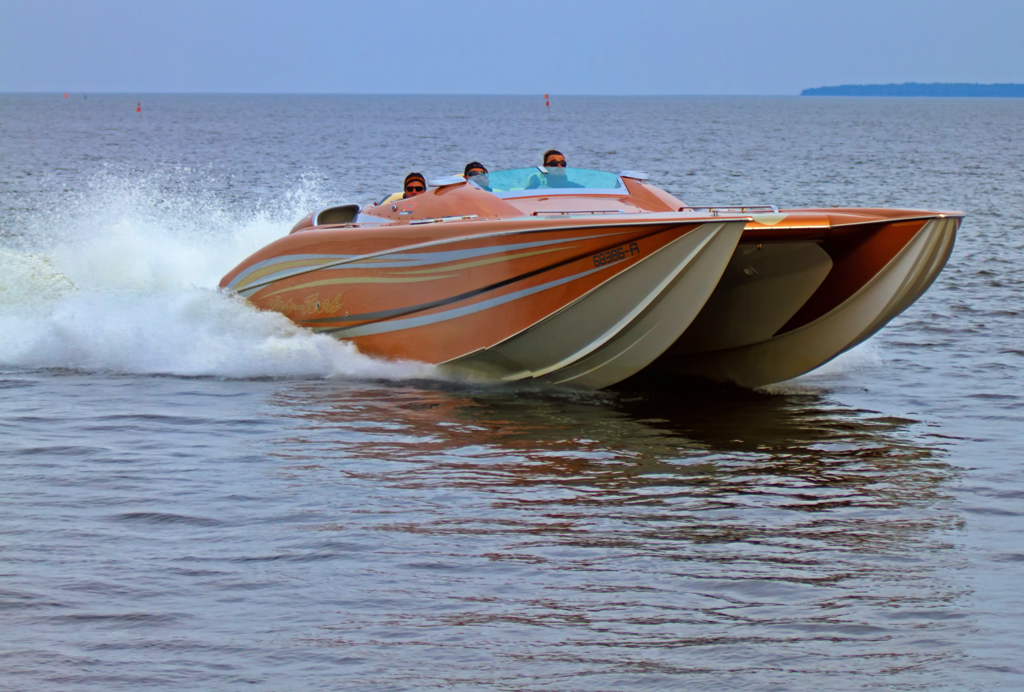 Speedboot auf der Fahrt zum Hafen der Lagunenstadt Ueckermnde. Bilder vom Mai & September 2011.