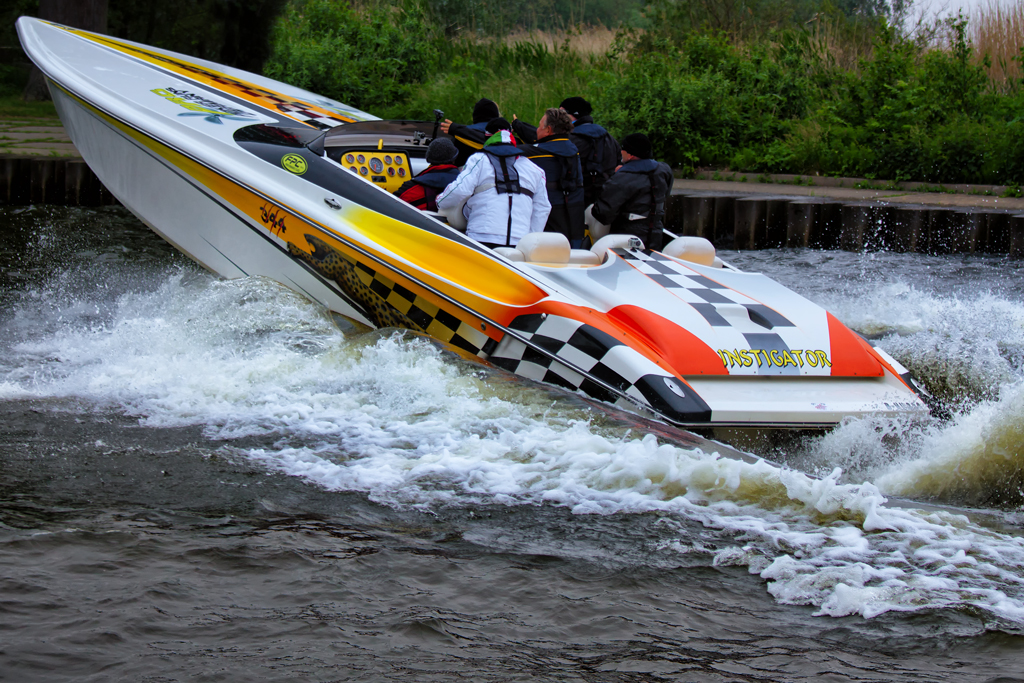 Speedboot auf der Zielgeraden vom Poker Run zum Hafen der Lagunenstadt Ueckermünde. - 01.06.2013