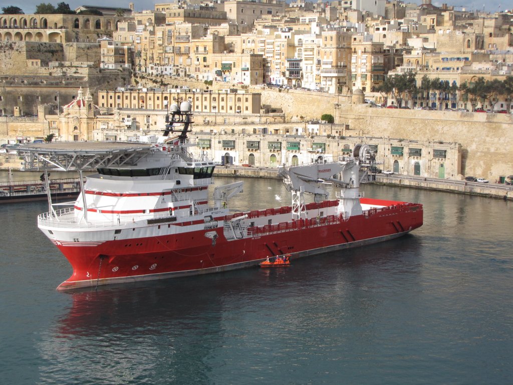 Spezialschiff SIEM DORADO im Hafen von Valletta beim Einlaufen der  Norwegian Jade  am 03.02.2010.