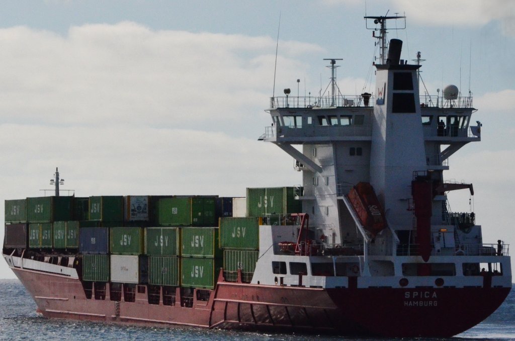 SPICA Hamburg deutscher Containerfeeder mit 700 TEU-Stellpltzen, Russland-Linie. Im Hafen von Arrecife nach Lschung seiner Ladung verlsst es am 17.12.2012 den Hafen.