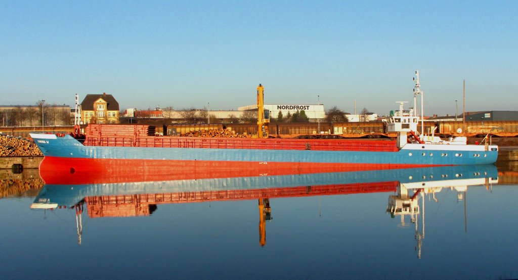 Spiegelbildlich zwei,ansonsten aber nur eine MS KARINA W, IMO 8208062, die in Lbeck an der Roddenkoppel im WAllhafen liegt. Aufgenommen: 25.1.2012