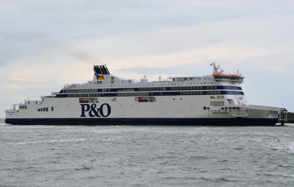 Spirit of Britain, ein Fährschiff von P&O mit Heimathafen Dover, hier im Hafen von Calais am 23.05.2013. Gesamtlänge: 210 m, Passagiere: 1.750, Fahrzeuge: 1.059 Pkw oder 180 Lkw