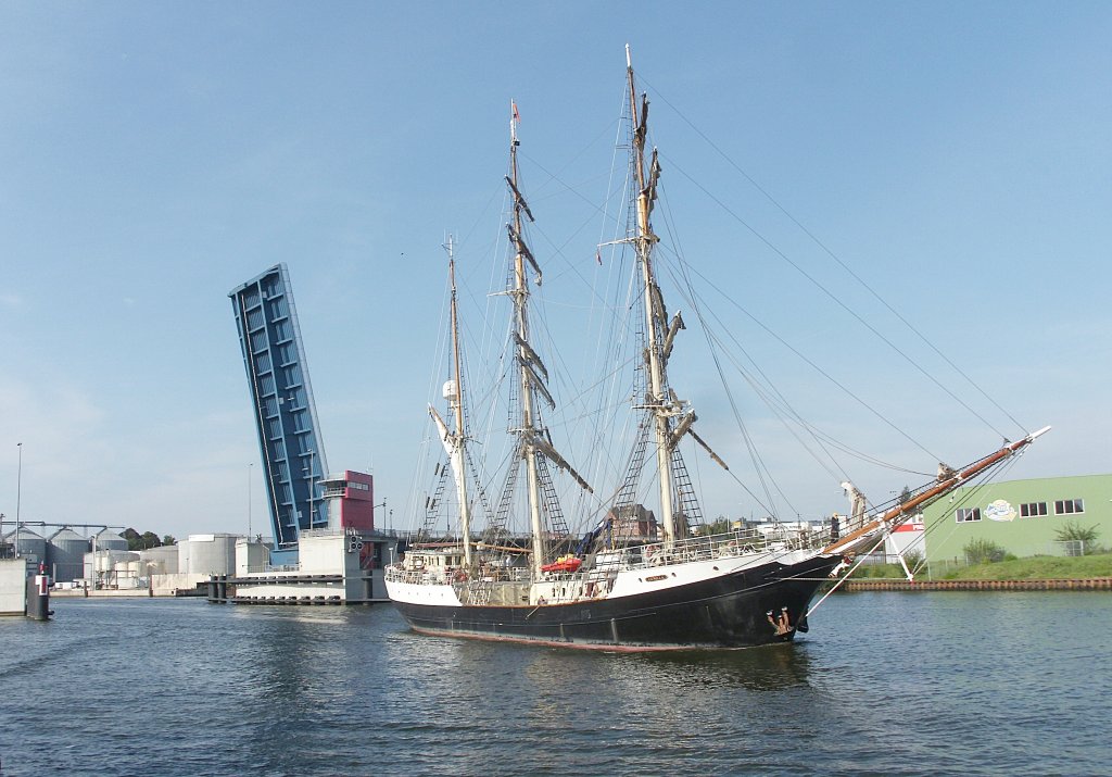 SS GUNILLA IMO 5239515, hat die Lbecker Eric-Warburg-Brcke passiert ...
Aufgenommen: 2.9.2012