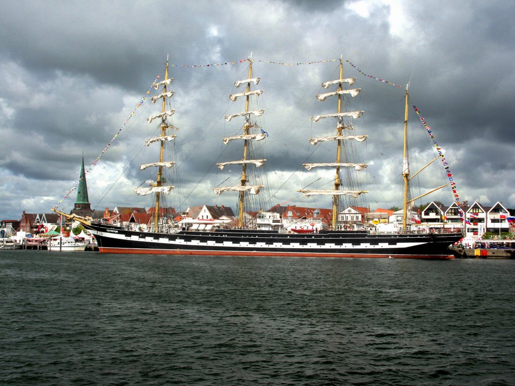 SS KRUZENSHTERN, IMO 6822979, Bj. 1926 Geestemnde/ Bremerhaven, als PADUA, MMSI: 273243700 wird zum Auslaufen klar gemacht...
Aufgenommen: 15.5.2011