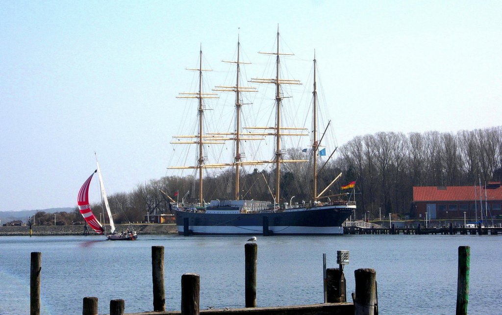 SS PASSAT Viermastbark, Museumsschiff als Wahrzeichen von Travemnde. Ein ehemaliges Segelschulschiff der Handelsmarine, bedingt durch den Untergang des Schwesterschiff PAMIR, nun als Hafenlieger zu besichtigen...
Aufgenommen: 2.4.2011 !0:10 Uhr.