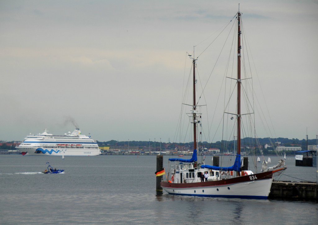 SSB ex FGS Y 834 Nordwind
Rufzeichen DMNJ im Marinesttzpunkt Kiel an der Salzwedel-Brcke Liegeplatz Victor whrend der Kieler Woche 2011

Im Dezember 2006 stellte das Seemannschaftsschulboot NORDWIND auer Dienst. Seit 1951 hatte sie dem Grenzschutz See und der Deutschen Marine als Reprsentations- und Ausbildungsschiff gedient.
Seit der Auerdienststellung bemhte sich das Deutsche Marinemuseum um den Erwerb des Bootes, um einen der letzten noch fahrenden Kriegsfischkutter und das Boot mit der lngsten Indiensthaltungszeit aller schwimmenden Einheiten der Deutschen Marine der Nachwelt zu erhalten.
Nachdem der Plan, das Boot auf dem Weg der leihweisen berlassung ber das Militrhistorische Museum der Bundeswehr in Dresden im Herbst 2008 aus haushaltsrechtlichen Grnden endgltig gescheitert war, entschlossen sich die Gremien der Stiftung Deutsches Marinemuseum, den Kauf der NORDWIND anzustreben. Dank umfangreicher Spenden konnte dies realisiert werden.
Es folgte eine Werftinstandsetzung bei der Neuen Jadewerft und passend zur Saison 2009 wurde das Schiff vom Deutschen Marinemuseum wieder indienstgestellt. Seitdem wird es von einer Ehrenamtlichen Crew betreut und unter der Flagge des Deutschen Marinemuseums als Traditionsschiff in Fahrt gehalten.
http://www.marinemuseum.de


Im Hintergrund AIDA Cara