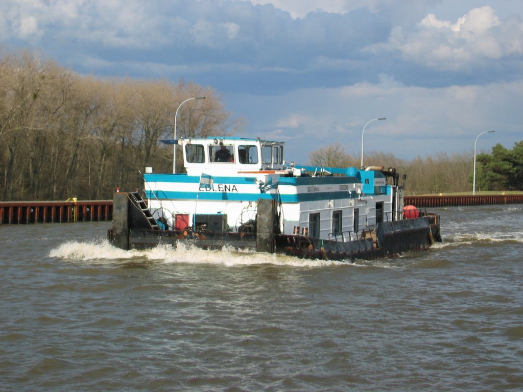 SSS Edlena , 05502240 , am 01.04.2010 von der Schleuse Hohenwarthe kommend wird gleich die Elbe auf der Trogbrcke berqueren.