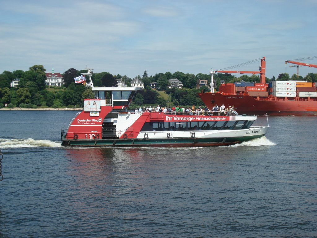 ST. PAULI am 8.7.2010 auf Linie 62 auf der Elbe vor dem Anleger Bubendey-Ufer in Richtung Landungsbrcken / HADAG-Fhrschiff Typ 2000 (Bgeleisen)