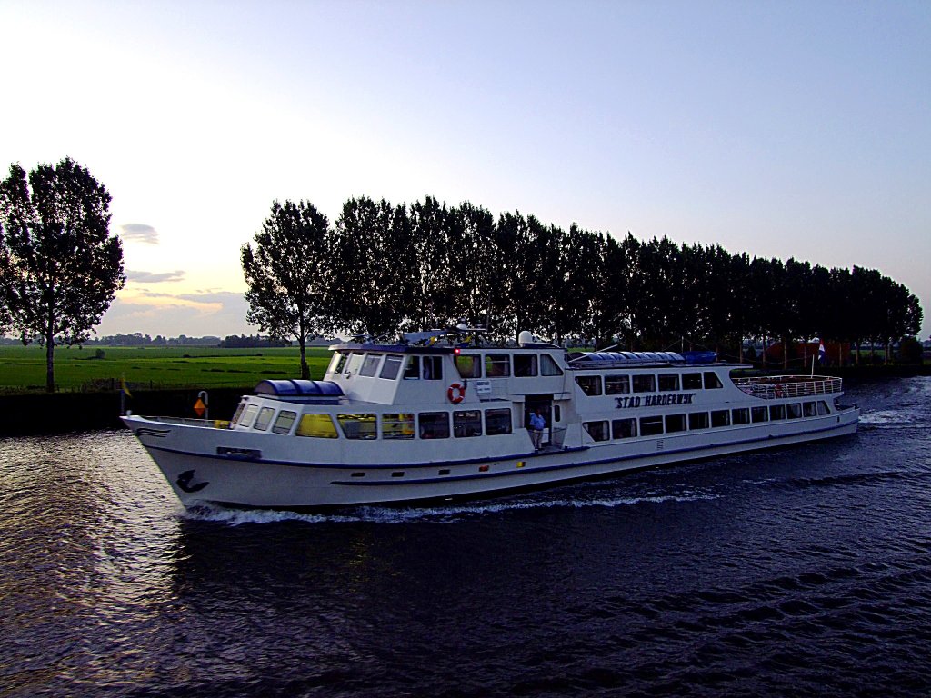 STAD HARDERWIJK (02011450; L=49; B=7,3mtr.; 300 Passagiere; Bj.1964) ist Frhmorgens am Amsterdam-Rijnkanaal kurz vor Utrecht unterwegs; 110905