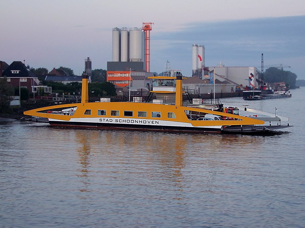 STAD-SCHOONHOVEN bringt auch Frhmorgens die Fahrfahrzeuge ans andere Ufer;100903