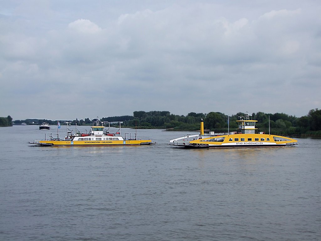 STAD-SCHOONHOVEN und SCHOONHOVEN-GELKENES sind die schwimmende  Straenverbindung N216 ber den Waal;100902