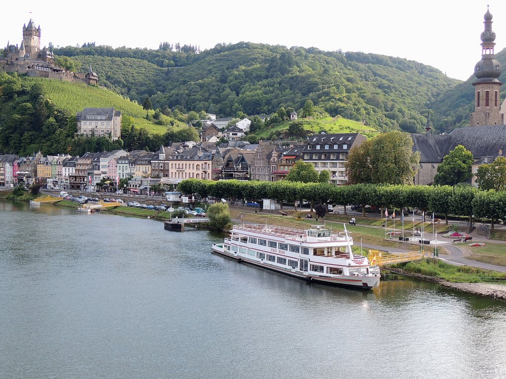 STADT-BONN(04602790; L=48; B=9mtr; 450 Personen; 650PS; Bj.1969) wartet in Cochem auf Kundschaft; 120822