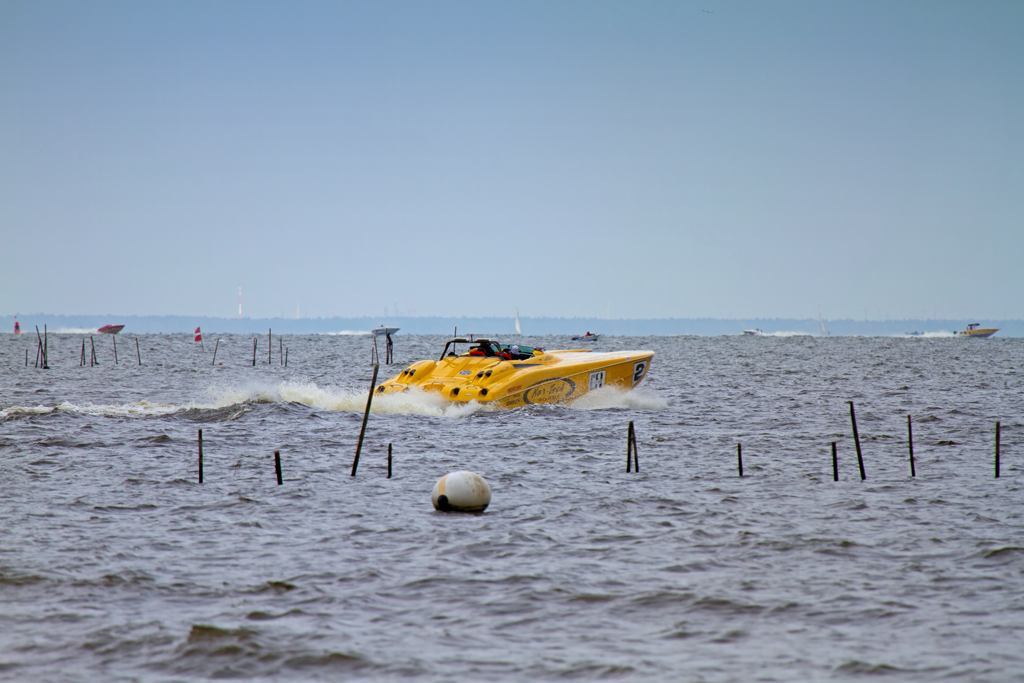 Startvorbereitung zum Speedboot-Rennen auf dem Stettiner Haff. Bilder vom Mai & September 2011.