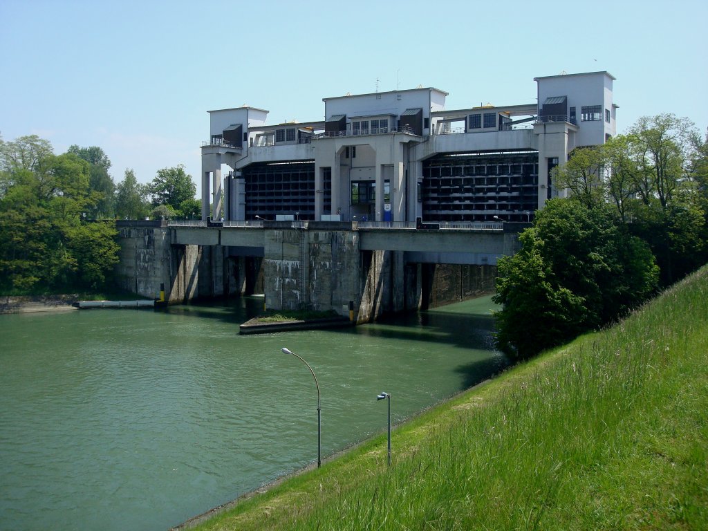 Staustufe Kembs am Rhein,
beide Schleusentore talwrts sind geffnet,
die beiden Hebetore sind 21m hoch und ber 600t schwer,
Mai 2010