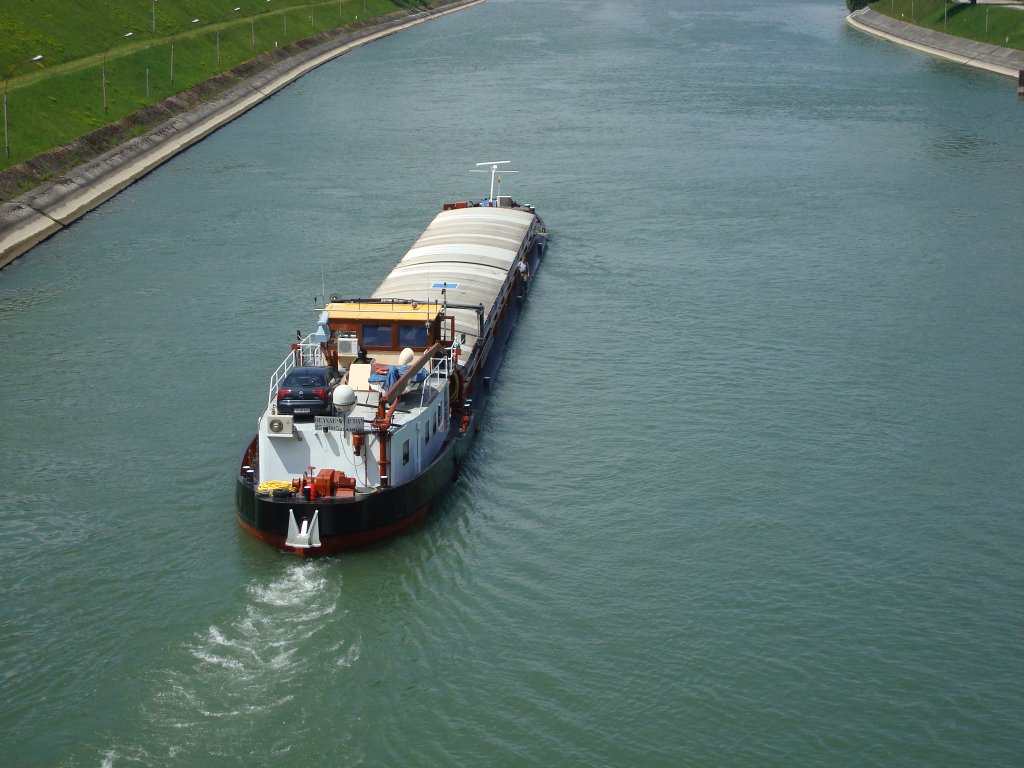 Staustufe Kembs am Rhein,
der hollndische Frachter  Deanne  verlt die Schleuse rheinabwrts,
Juni 2010