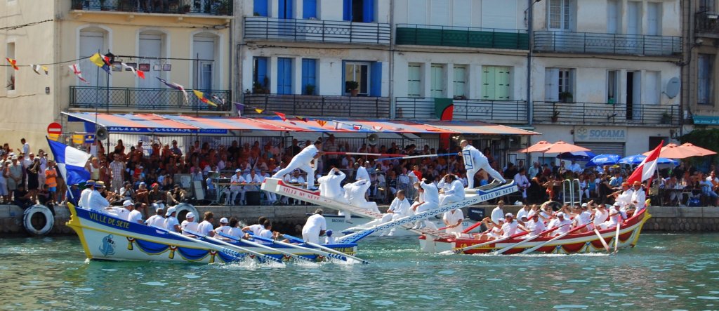 Ste: Im August findet im „Canal Royal” seit der Erffnung des Hafens im Jahr 1666 traditionellerweise ein Schifferstechen (Joute Nautique „Fte de la Saint Louis”) statt, bei dem zwei Parteien mit ihren Booten ein Kampfspiel veranstalten. Dabei geht es darum, mit Schild und Lanze bewaffnet von einer kleinen Schiffsplattform aus den Gegner auf seiner Schiffsplattform ins Wasser zu stoen. Die Kmpfer werden von Musik auf der traditionellen Oboe des Languedoc (Autbi) und der Trommel begleitet.(Quelle Wikipedia). Bei der Durchreise haben wir zufllig einen solchen Wettkampf erlebt. (05.07.2009)

