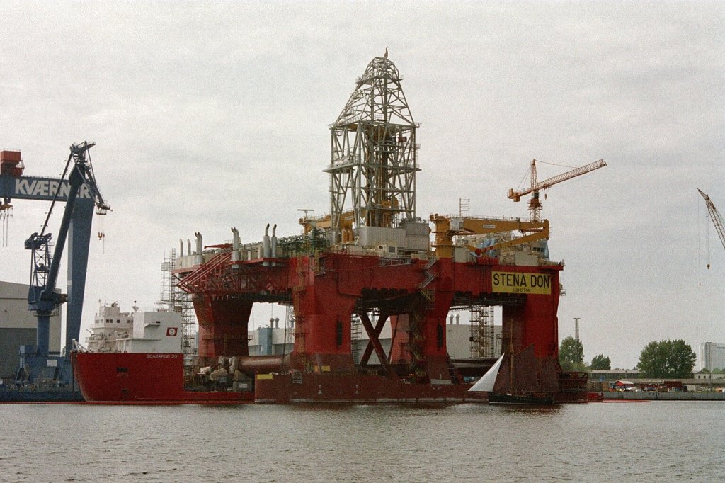 Stena Don ist von 1999 bis 2001 in Deutschland gebaut wurde.
Sie ist eine  halbtauchende, selbstpositionierende Bohrinsel.
Hersteller ist die damalige Kvaerner Warnow-Wert in Rostock Warnemnde.
Auftraggeber: Stena Drilling Ltd. Aberdeen, Grobritannien
techn. Daten: Lnge ber alles 	   105,00 m
              Hhe bis Bohrtisch    45,50 m
              Bohrturmhhe 	   100,00 m
              IMO-Nr. 	            8764418
Aufnahme ist vom Juli 2001 zumsammen mit Seeponton BOABARGE 20