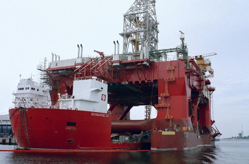 Stena Don ist von 1999 bis 2001 in Deutschland gebaut wurde.
Sie ist eine  halbtauchende, selbstpositionierende Bohrinsel.
Hersteller ist die damalige Kvaerner Warnow-Wert in Rostock Warnemnde.
Auftraggeber: Stena Drilling Ltd. Aberdeen, Grobritannien
techn. Daten: Lnge ber alles 	   105,00 m
              Hhe bis Bohrtisch    45,50 m
              Bohrturmhhe 	   100,00 m
              IMO-Nr. 	            8764418
Aufnahme ist vom Juli 2001 zumsammen mit Seeponton BOABARGE 20
              