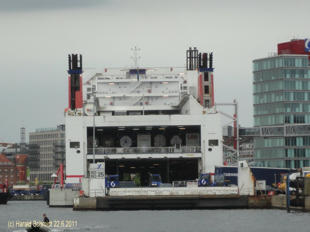 STENA GERMANICA  (III) (IMO 9145176) am 22.6.2011 in Kiel
Ex Stena Hollandica (2001) / RoPax-Fhre / BRZ 33.769 / La 188,3 m, B 28,7 m / 4 8-Zyl.-Diesel mit Getriebe, Wrtsil, 23.040 kW, 22 kn / 2007 Umbau, BRZ 44.372, La 240,1 m, 1067 Pass., 400 Kabinen, 4000 Spurmeter / 2001 bei Asttilleros, Spanien /
