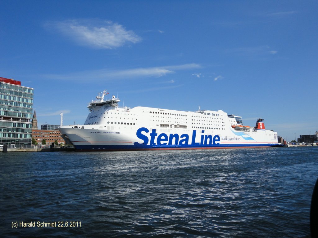 STENA GERMANICA  (III) (IMO 9145176) am 22.6.2011 in Kiel
Ex Stena Hollandica (2001) / RoPax-Fhre / BRZ 33.769 / La 188,3 m, B 28,7 m / 4 8-Zyl.-Diesel mit Getriebe, Wrtsil, 23.040 kW, 22 kn / 2007 Umbau, BRZ 44.372, La 240,1 m, 1067 Pass., 400 Kabinen, 4000 Spurmeter / 2001 bei Asttilleros, Spanien /
