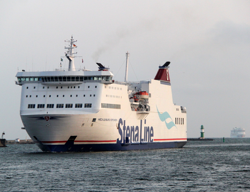 Stena Line Fhre Mecklenburg-Vorpommern auf dem Weg von Trelleborg nach Rostock berseehafen beim einflaufen im Hafen von Warnemnde im Hintergrund steht schon die Aidamar.13.07.2013